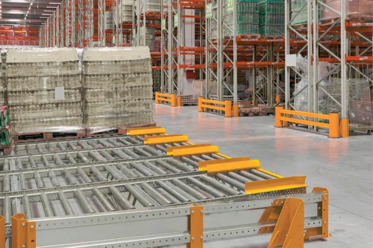 Rullebanesystem og højlagerreoler med palleteret drikkevaregods i moderne distributionscenter