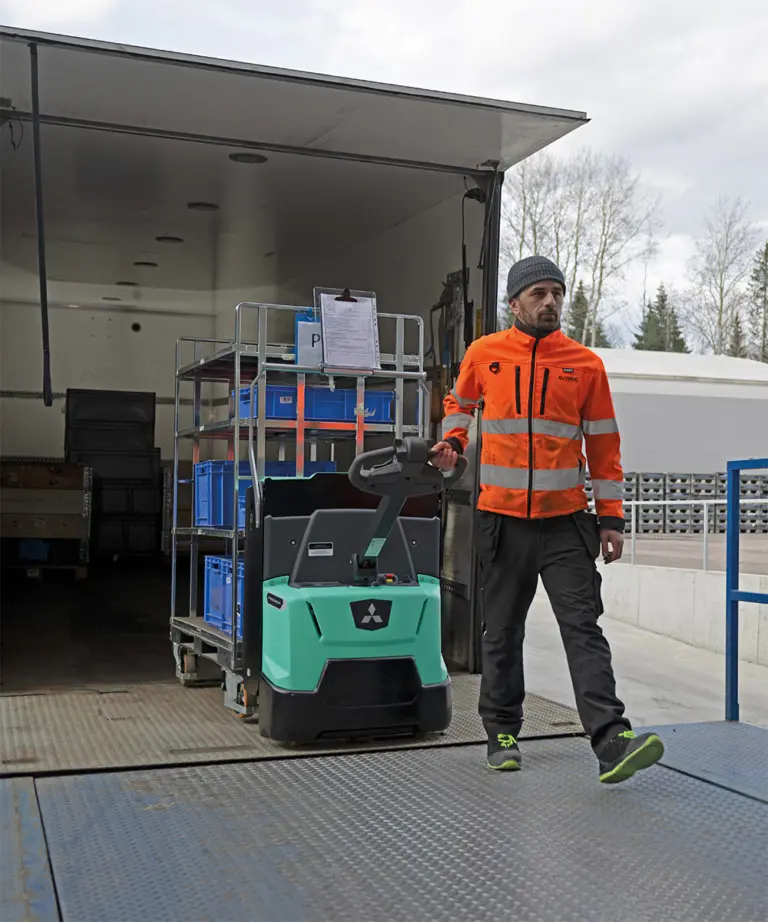 Medarbejder læsser varer med Premia-palleløfter fra Logisnext Denmark ved åben lastbil