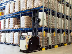 Smalgangstruck fra Logisnext Denmark ved mobile reoler med palleteret gods i fødevarelager