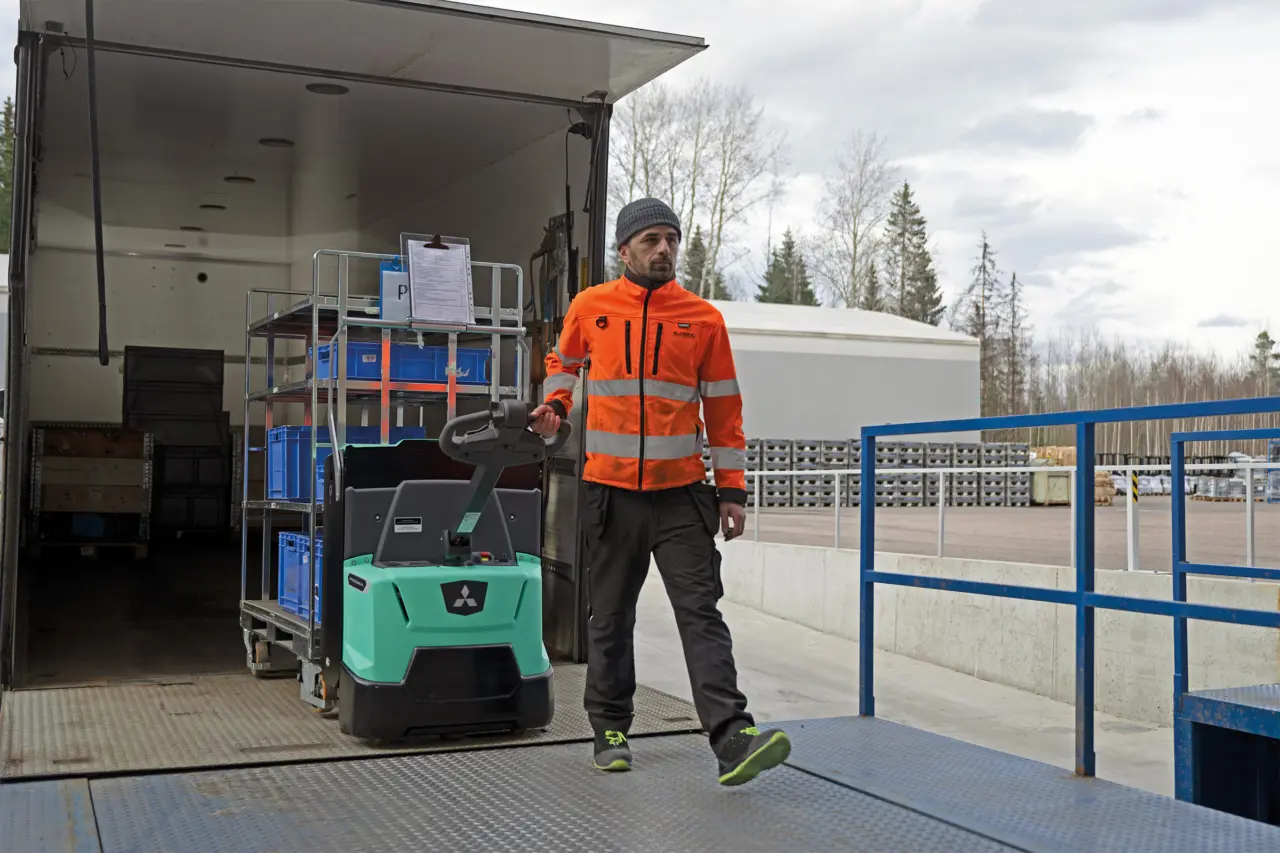 Medarbejder læsser varer med Premia-palleløfter fra Logisnext Denmark ved åben lastbil