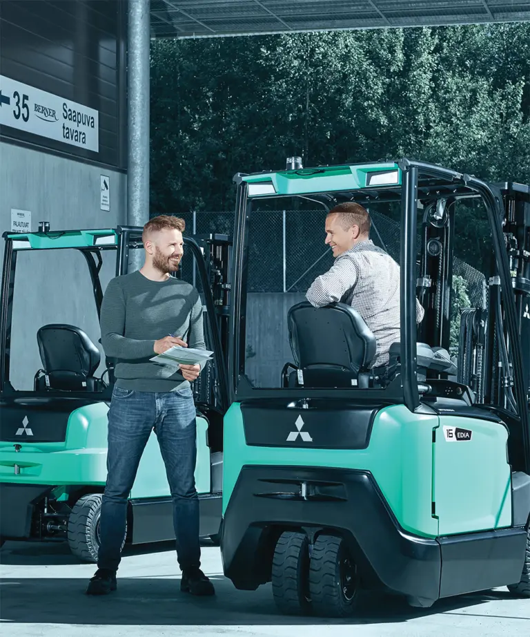 EDiA-gaffeltrucks fra Logisnext Denmark med medarbejdere ved lastport i det fri