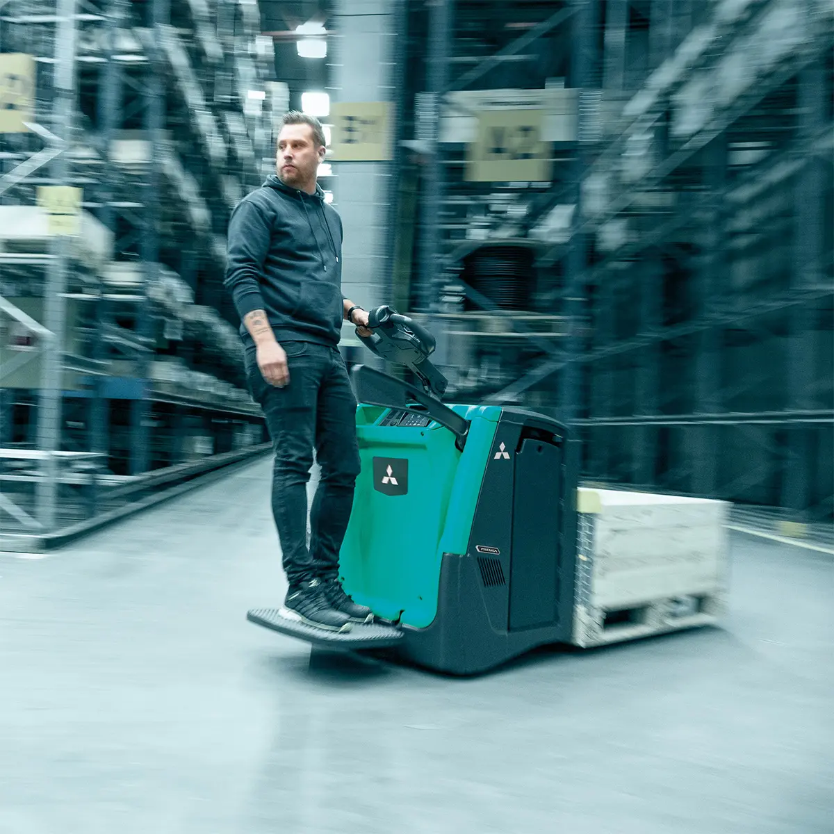 Medarbejder kører Premia-palleløfter fra Logisnext Denmark i lager mod lastport