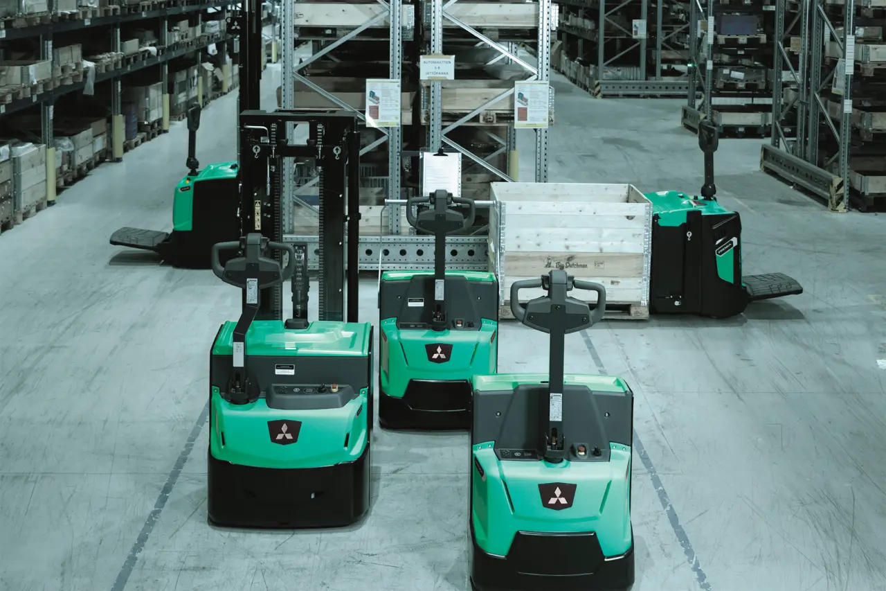 Flåde af palleløftere og stackere fra Logisnext Denmark opstillet i lagergan